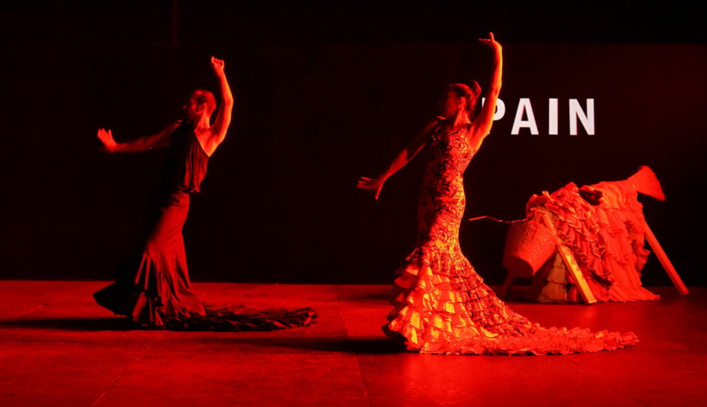 Photos de deux personnes qui dansent du flamenco